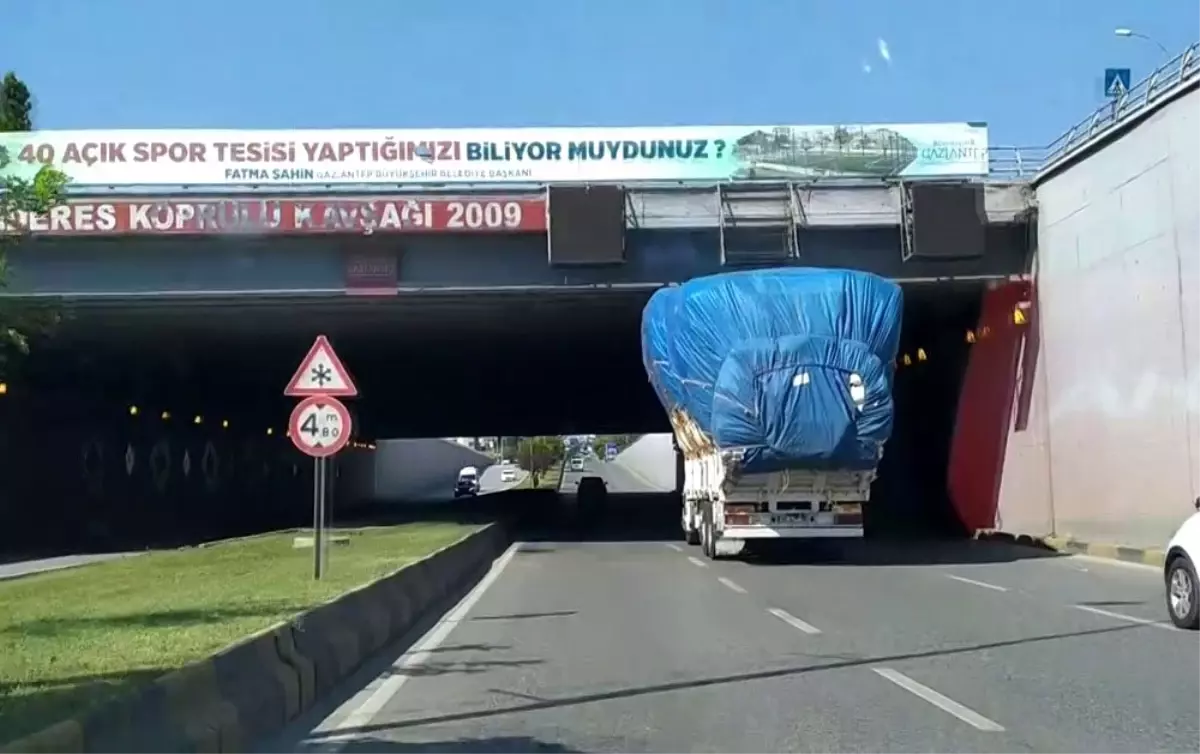 Aşırı yüklü kamyon trafiği tehlikeye soktu