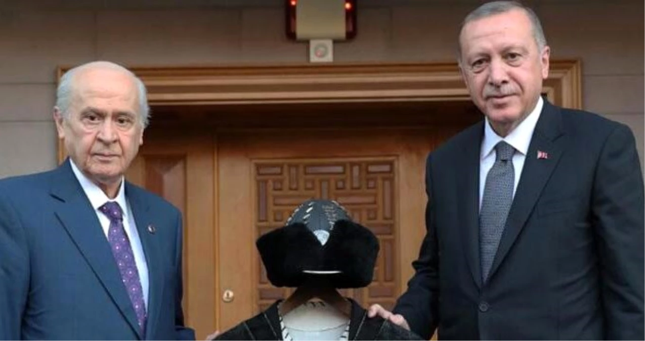 Bahçeli, Erdoğan\'a \'Hakan kaftanı\' hediye etti