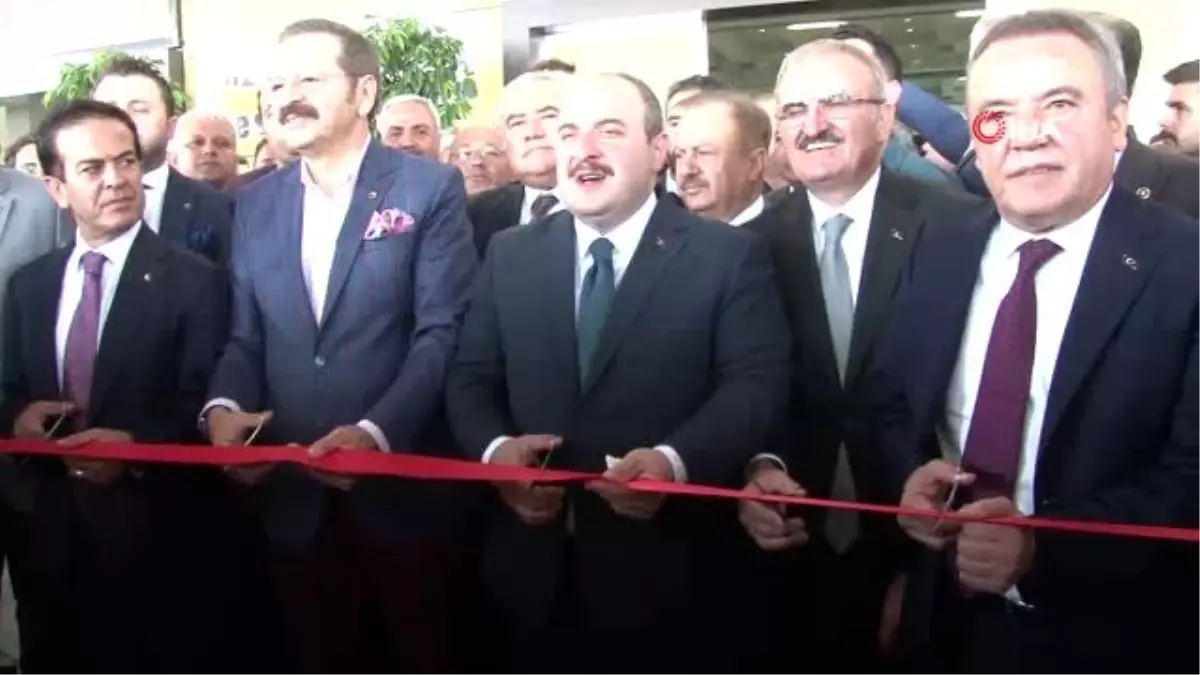 Bakan Varank, fuarda pastırma dağıttı