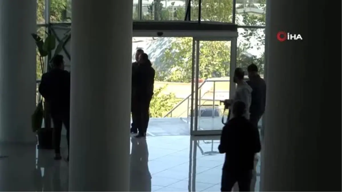 Denizlispor\'un eski Başkanı Süleyman Urkay belinde silahla kulüp binasını bastı