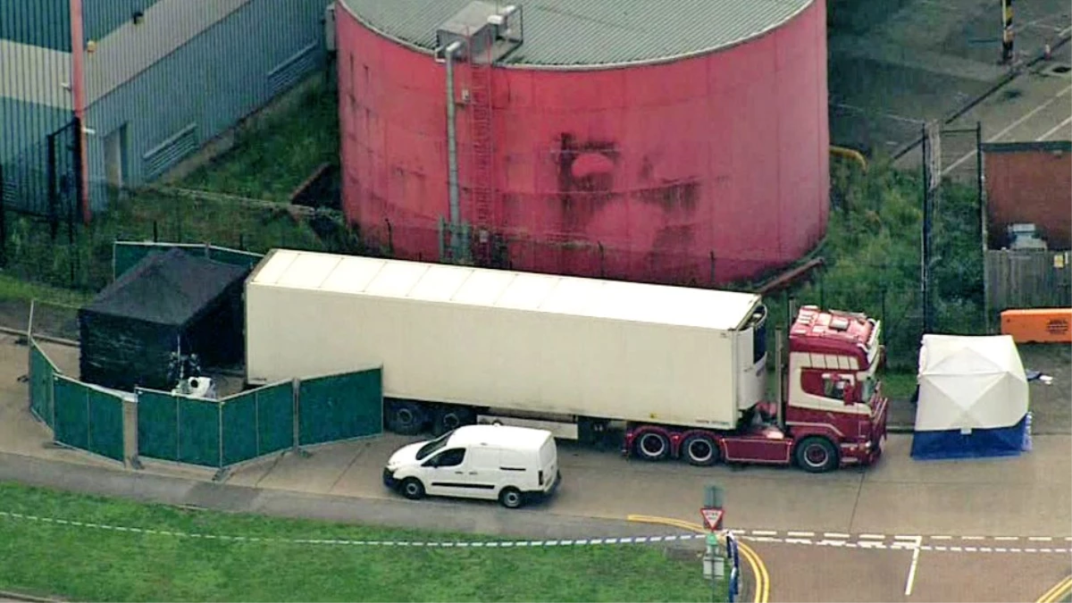 İngiltere\'nin Essex bölgesinde bir kamyonda 39 kişinin cesedi bulundu