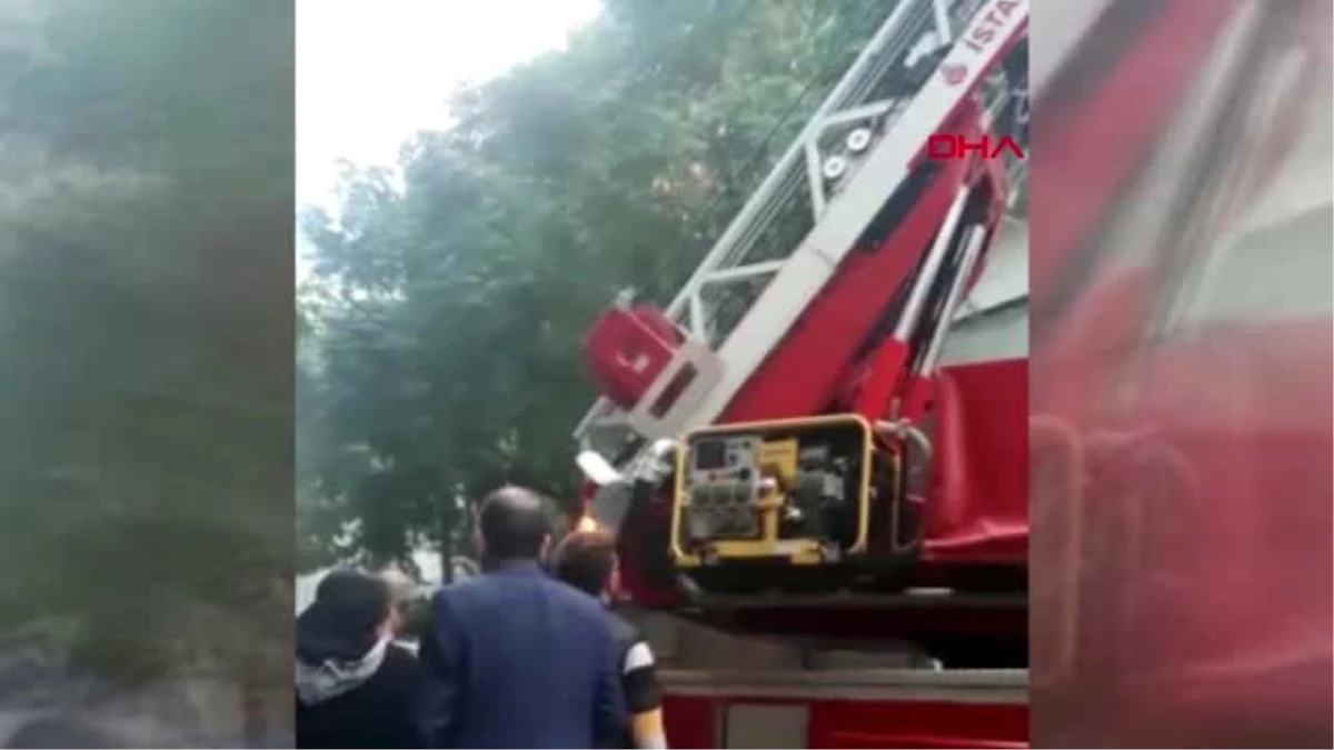 İstanbul-avcılar\'da binanın çatısı alev alev yandı