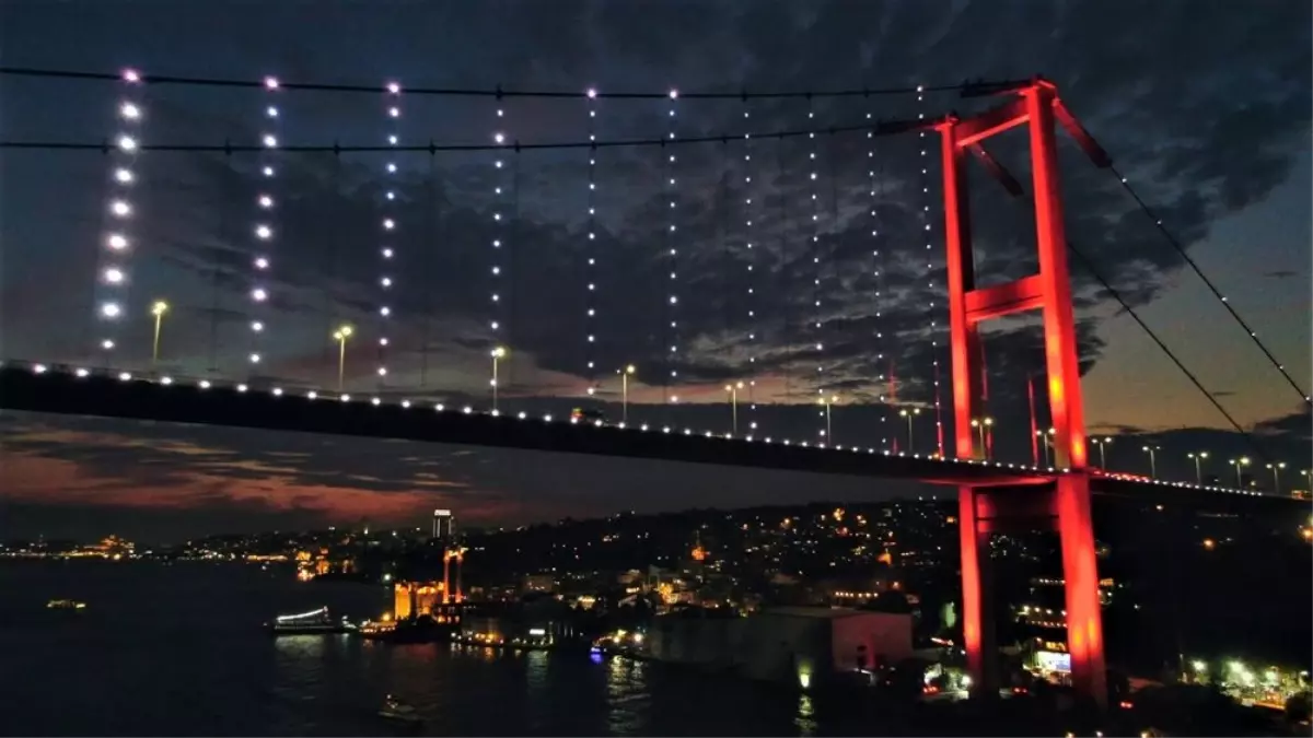 İstanbul semaları kızıla büründü