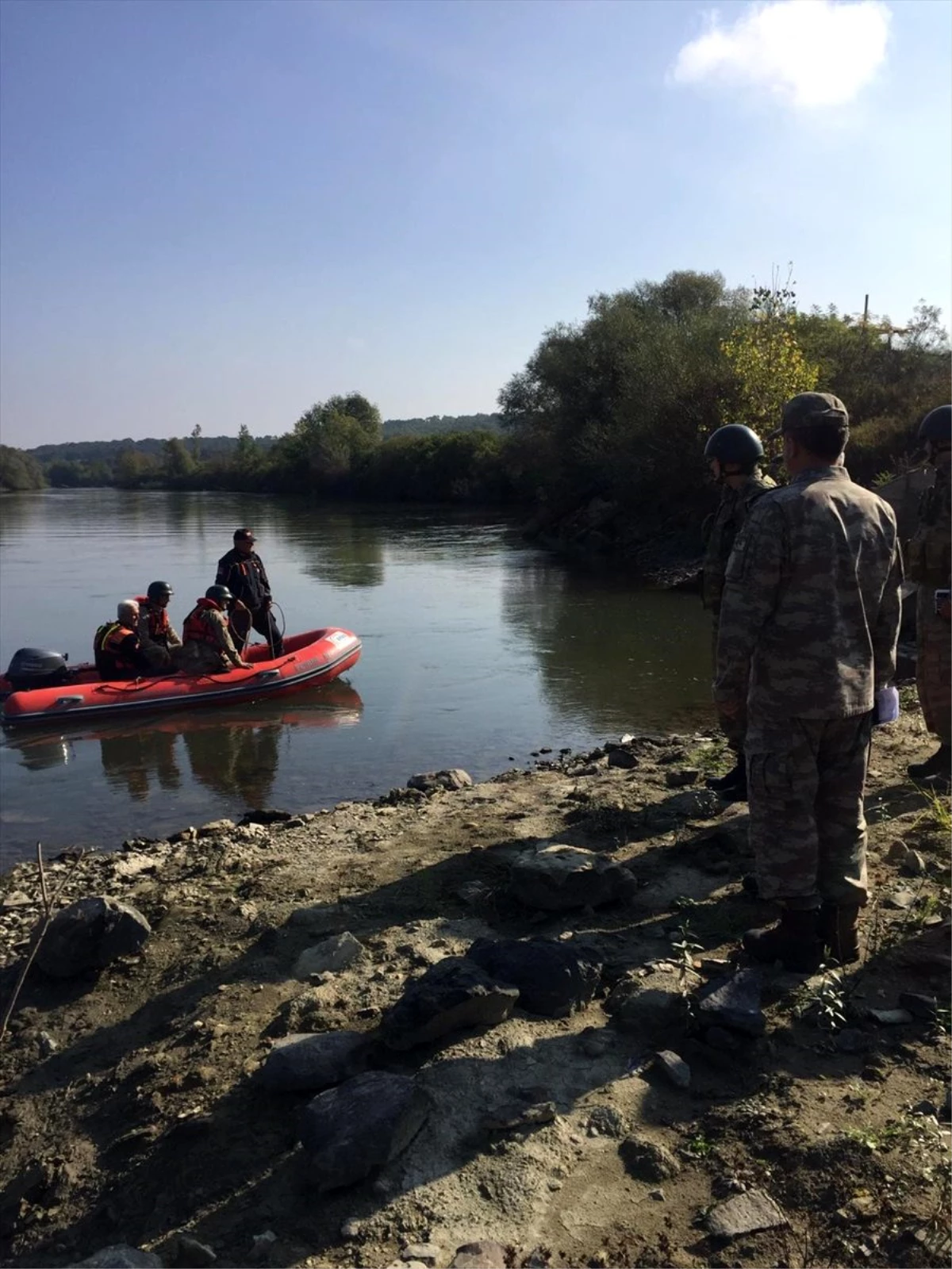 Kaçak geçişte kullanılan lastik botları nehirden AFAD topladı