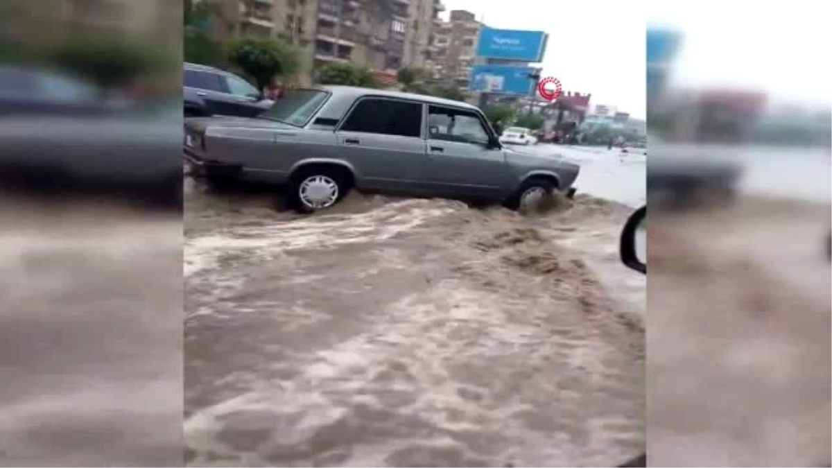 Kahire\'de şiddetli yağışlar nedeniyle havalimanını su bastı