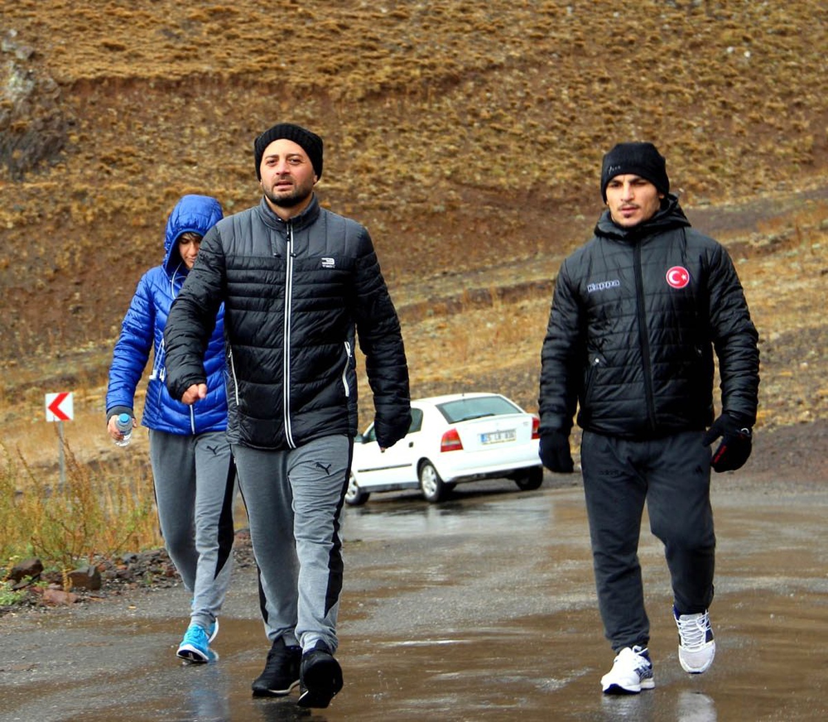 Kar yağışına aldırmadan antrenman yapıyorlar