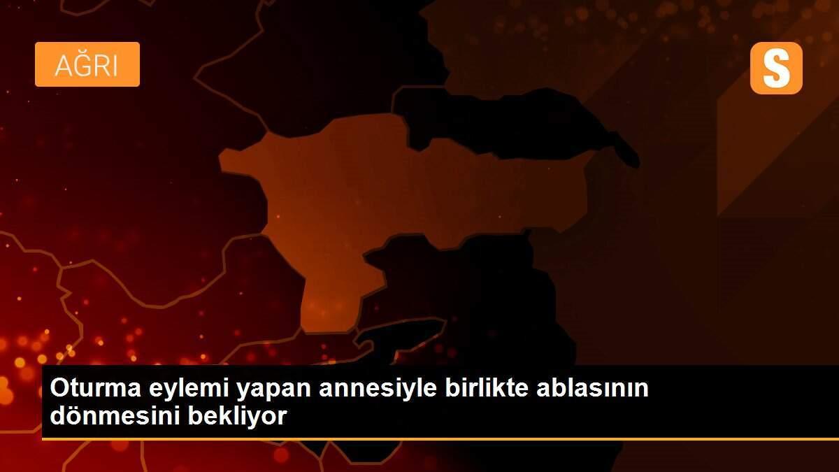 Oturma eylemi yapan annesiyle birlikte ablasının dönmesini bekliyor