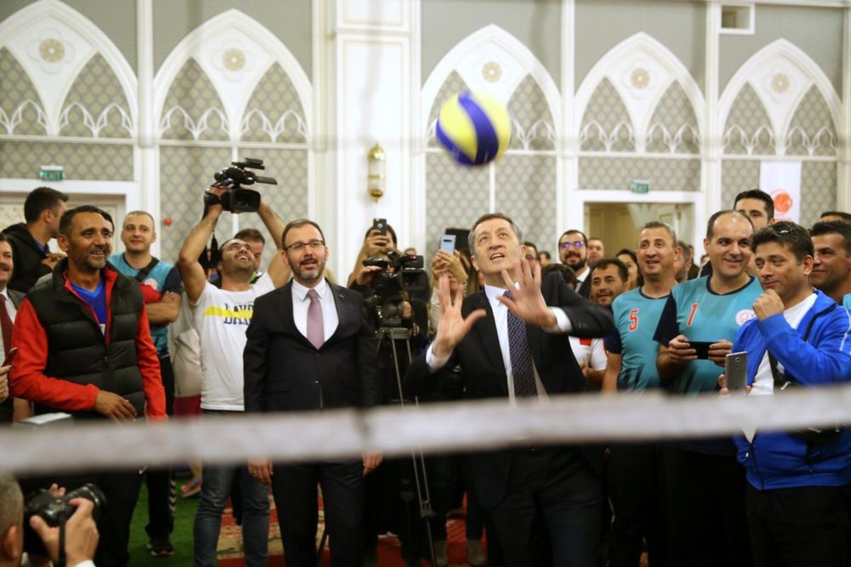 Bakan Kasapoğlu ve Bakan Selçuk 4 spor dalında ter döktü
