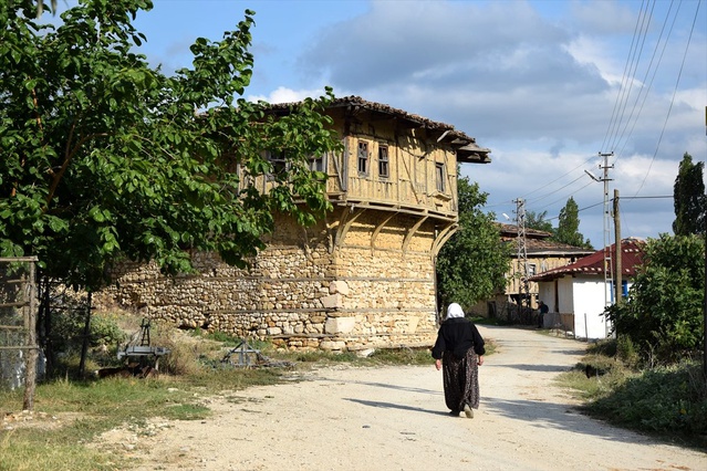 bilecik-in-yoruk-koyundeki-eski-evler-turizme-12557941_osd.jpg