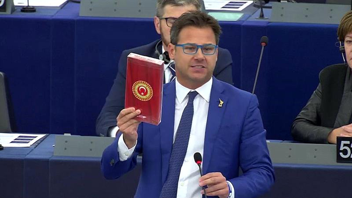 Çikolata kutusunu yere fırlatarak Türkiye\'yi protesto eden İtalyan vekile yaptırım