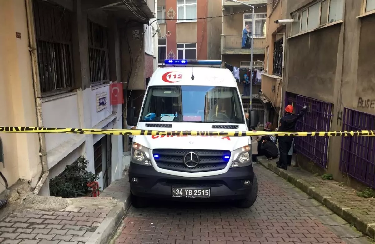 Depremde hasar gören evine yıkım kararı verilince intihara kalkıştı