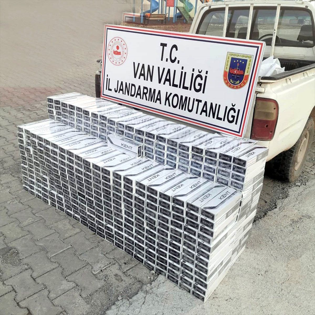 "Dur" ihtarına uymayan pikapta kaçak sigara ele geçirildi