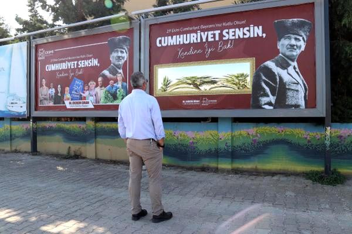 İzmir\'de Cumhuriyet Bayramı\'na özel aynalı billboard