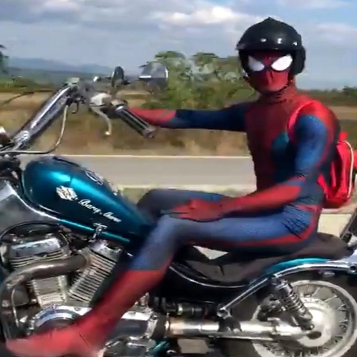 Karayolundaki motosikletli "örümcek adam" görenleri şaşırttı