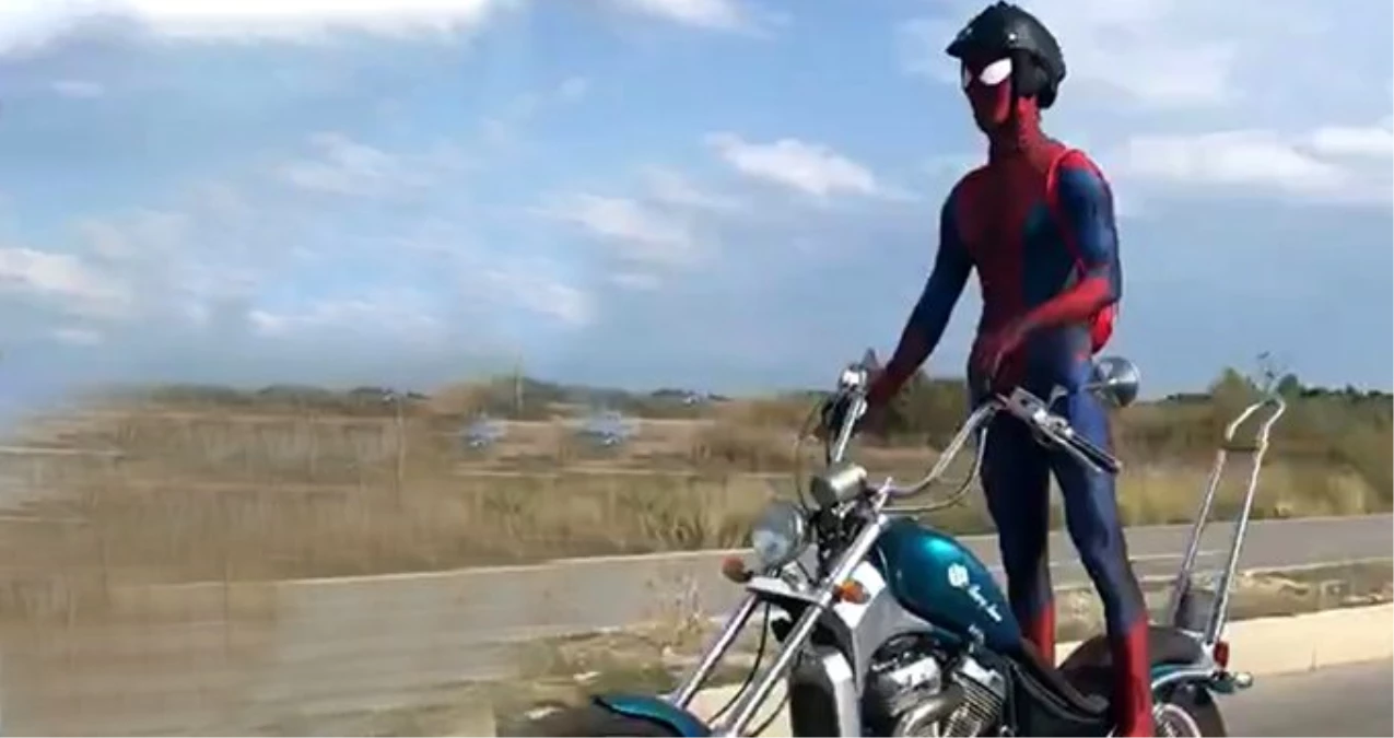 Motosikletli sürücü, Örümcek Adam kıyafetiyle yolculuk yaptı