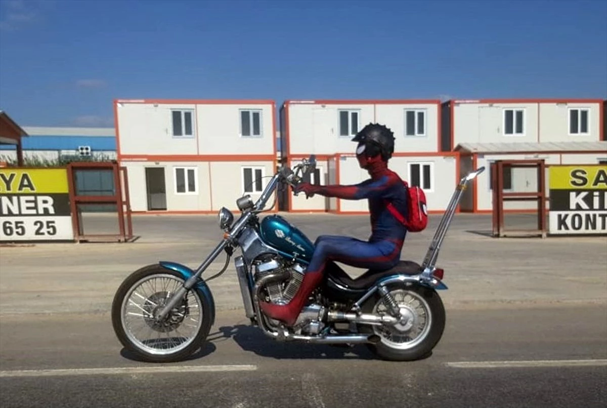 "Örümcek Adam" kıyafetiyle motosiklet kullanan sürücü görenleri gülümsetti