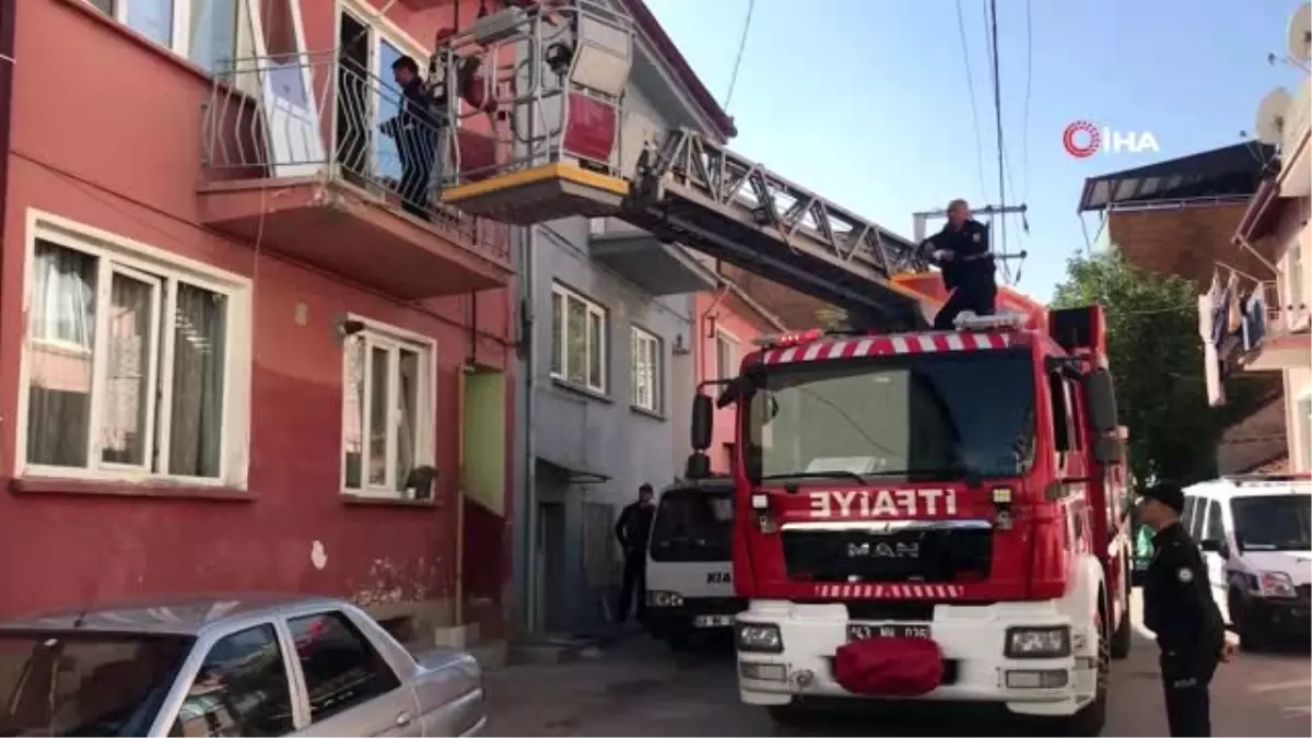 Polis ikinci kattaki eve itfaiye merdiveniyle girdi