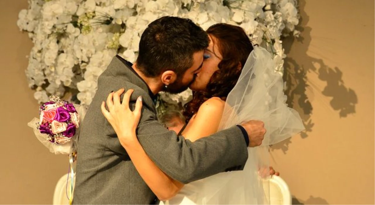 Şarkıcı Zeynep Casali\'nin oyuncu kızı Ceren Sarp evlendi