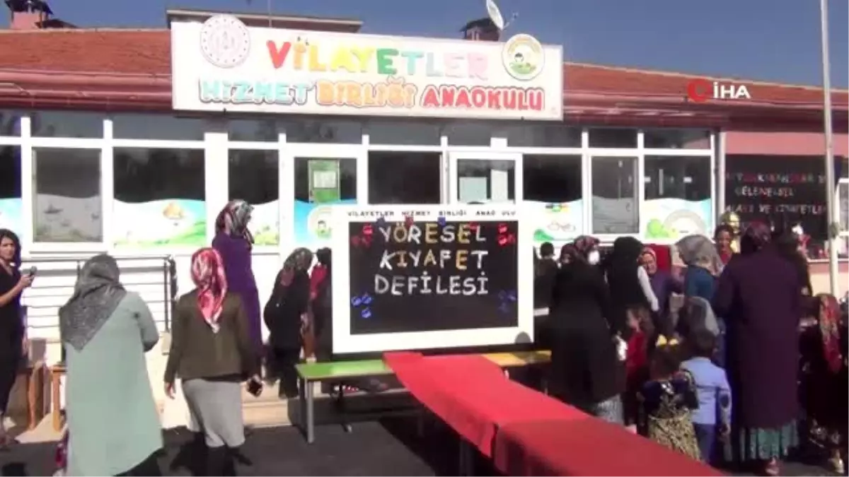 Anneleri ile sahneye çıkıp yöresel kıyafetleri sergilediler