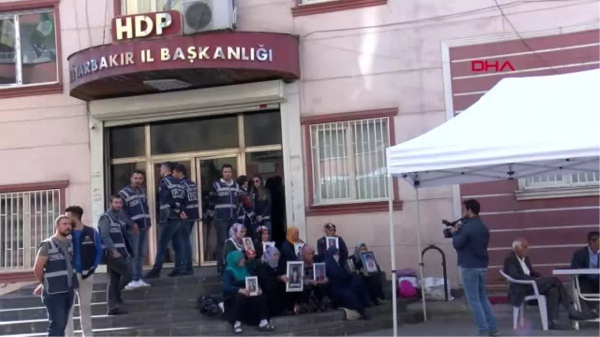 Diyarbakır hdp önünde oturan baba bir fırsatını buldun mu kaç gel