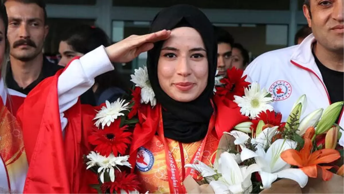 Hayriye Türksoy: "Türk sporcular asker selamı ile tanınıyor"