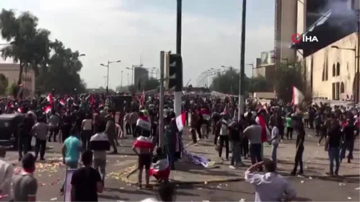 Irak\'ta protesto gösterilerindeki ölenlerin sayısı 2\'ye yükseldiGazeteci hayatını kaybetti