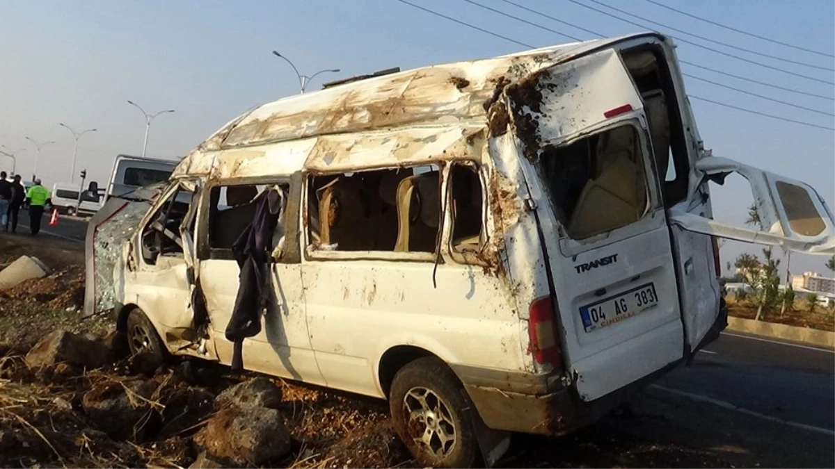 Tarım işçilerini taşıyan minibüs kaza yaptı: 18 yaralı