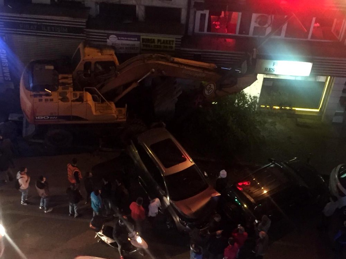 Bursa\'da freni boşalan iş makinesi dehşet saçtı