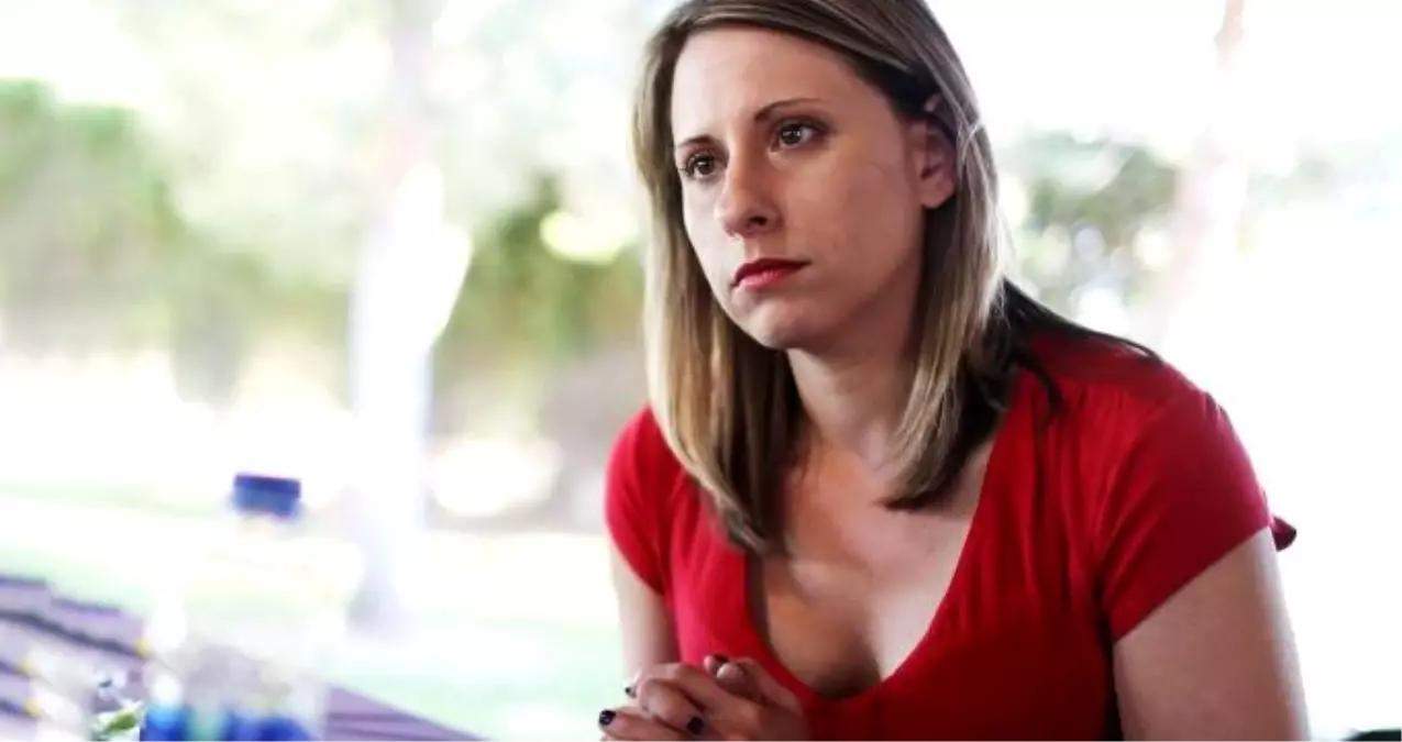 Çıplak fotoğraflarıyla ülkede gündem olan Katie Hill\'in bacak arasındaki Nazi dövmesi dikkat çekti