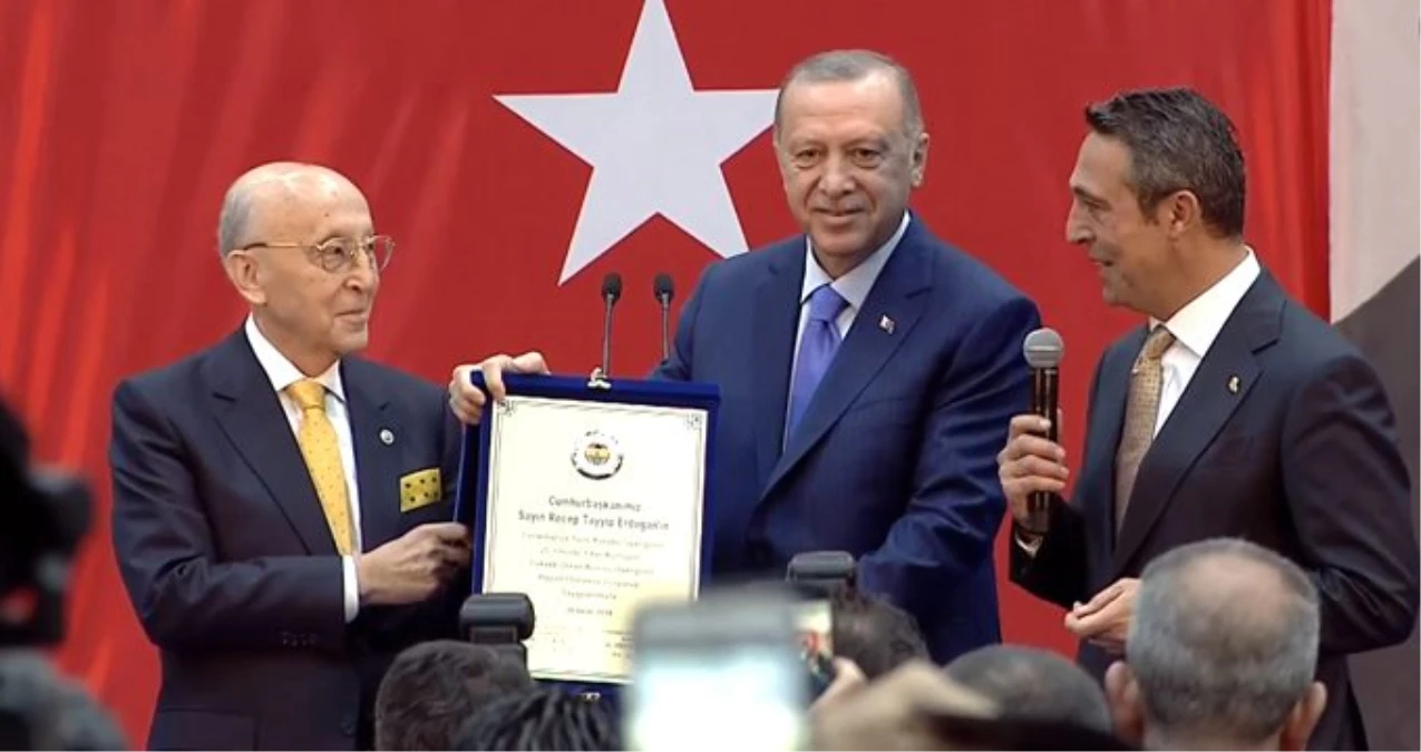 Fenerbahçe\'den Cumhurbaşkanı Erdoğan\'a 25. yıl plaketi verildi!