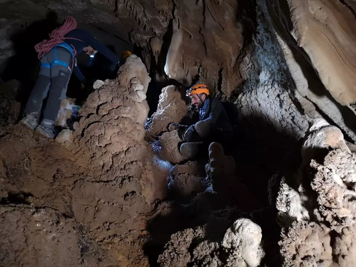 Hakkari\'de dağcılar mağarada keşif yaptı