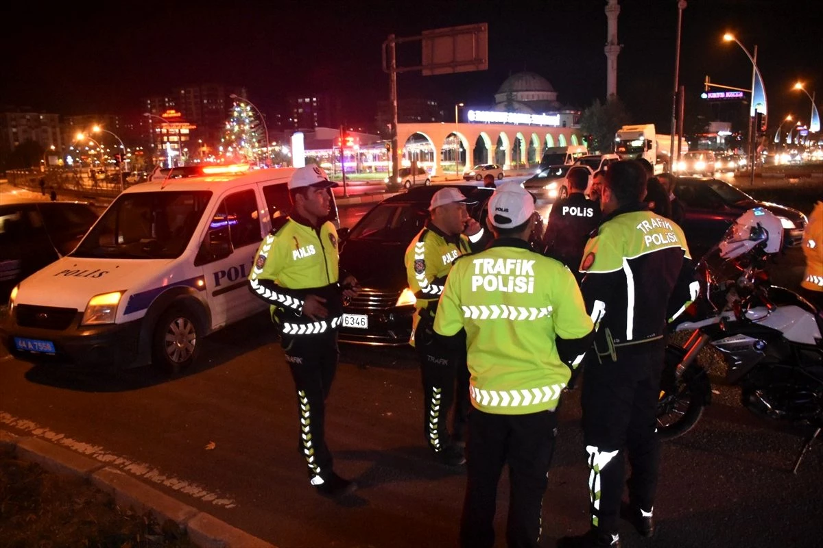 Malatya\'da motosikletli polis ekibi kaza yaptı: 2 yaralı