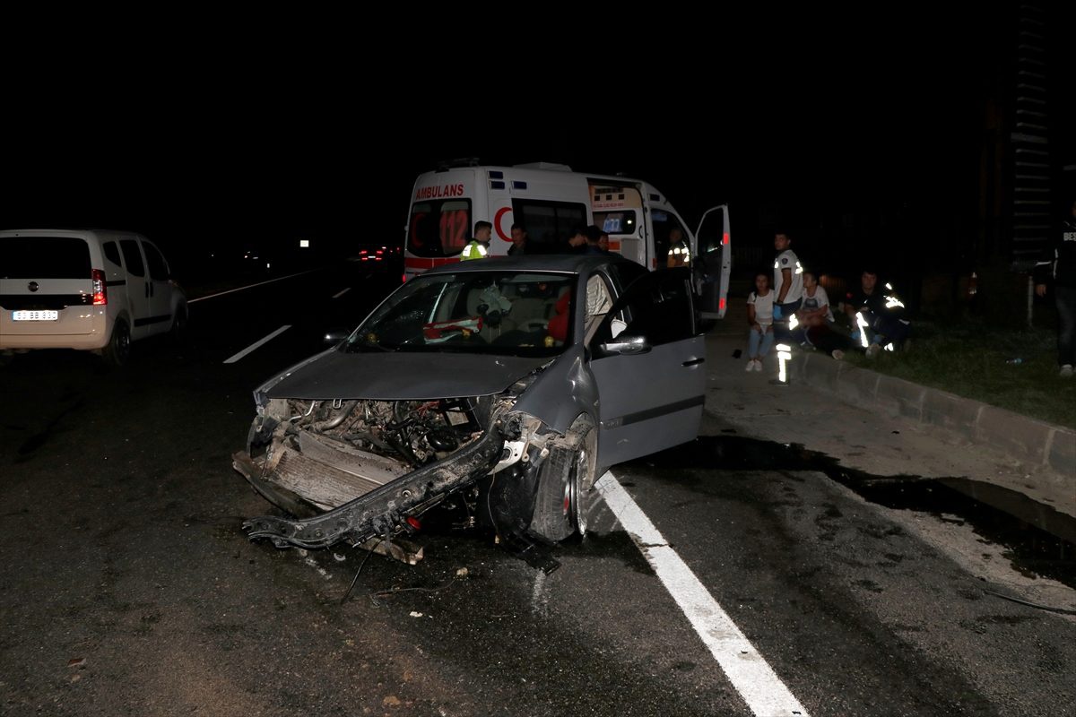 Muğla\'da otomobil kaldırıma çarptı: 3 yaralı