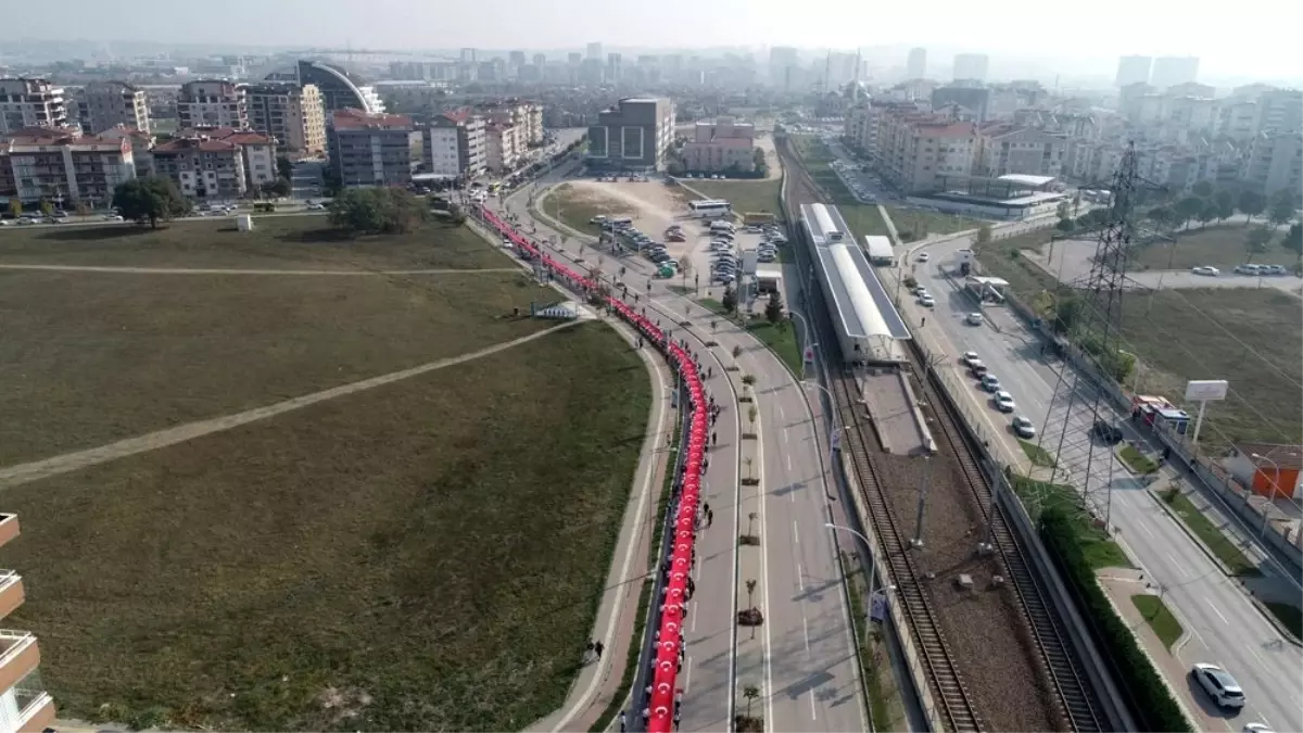 Öğrenciler 400 metrelik Türk bayrağını böyle taşıdı