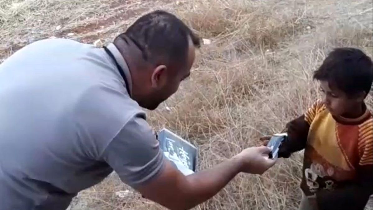 Polis, aracı durduran Suriyeli çocuğa çikolata verdi