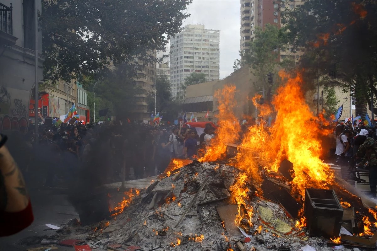Şili\'de tarihin en büyük protestosu 7. gününde