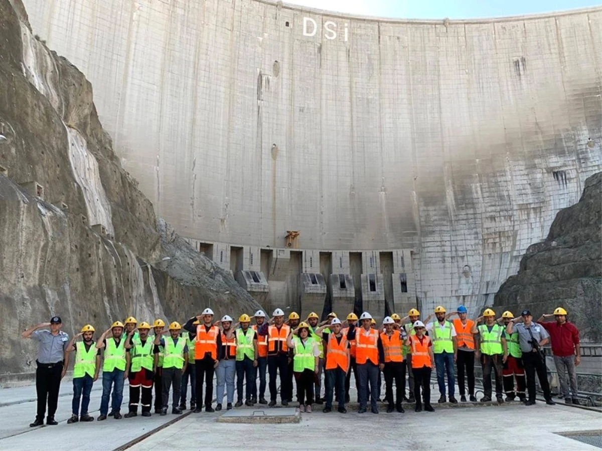 Türkiye\'nin en yüksek barajının inşaatından Mehmetçiğe selam
