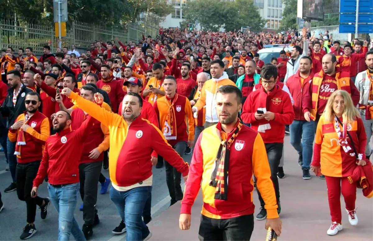 Galatasaray taraftarı Taksim\'de toplandı