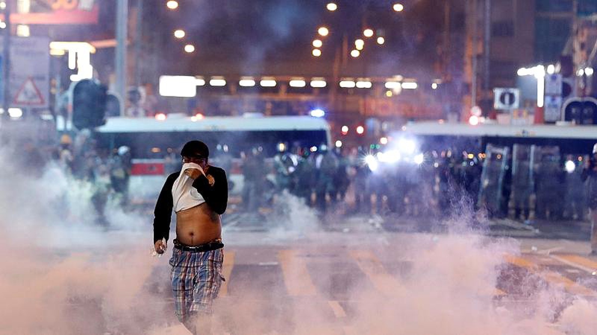Hong Kong\'da gösterilerin 21. haftasında polisin \'orantısız güç\' kullanmasına tepki