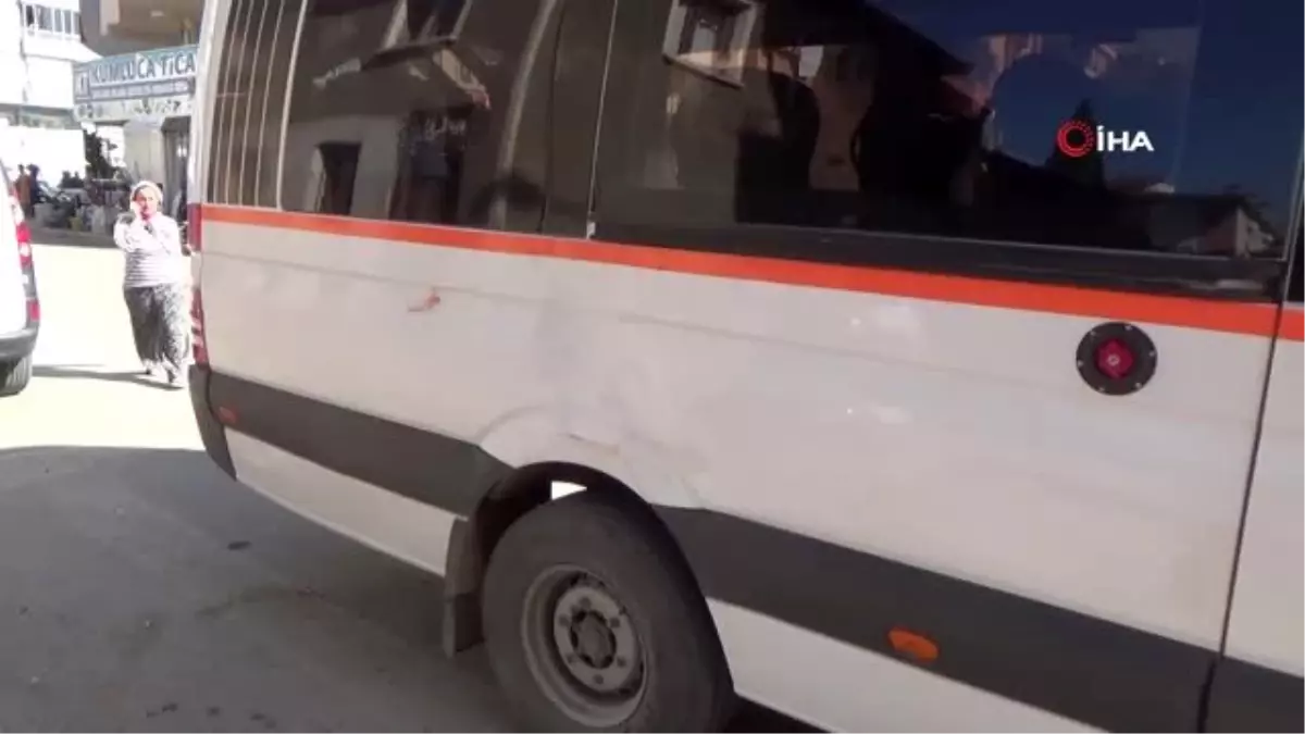 İpinden kurtulan at minibüse çarpıp ağır yaralandı