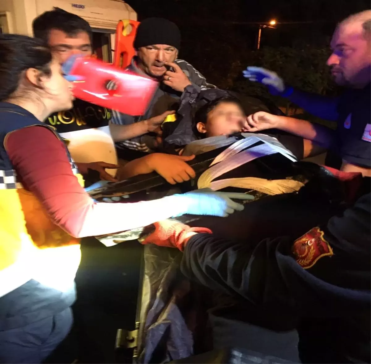 Üzerinden atlamak istediği demir korkuluklar, 10 yaşındaki çocuğun vücuduna saplandı