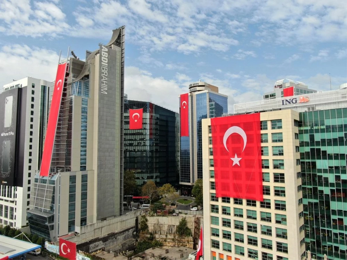 Dev Türk bayrakları ile giydirilen gökdelenler havadan görüntülendi