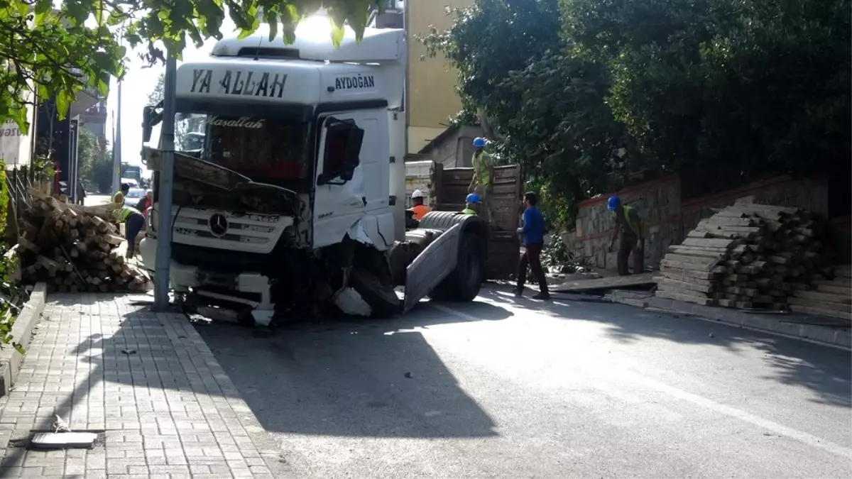 Freni boşalan kereste yüklü tır yokuş aşağı sürüklendi