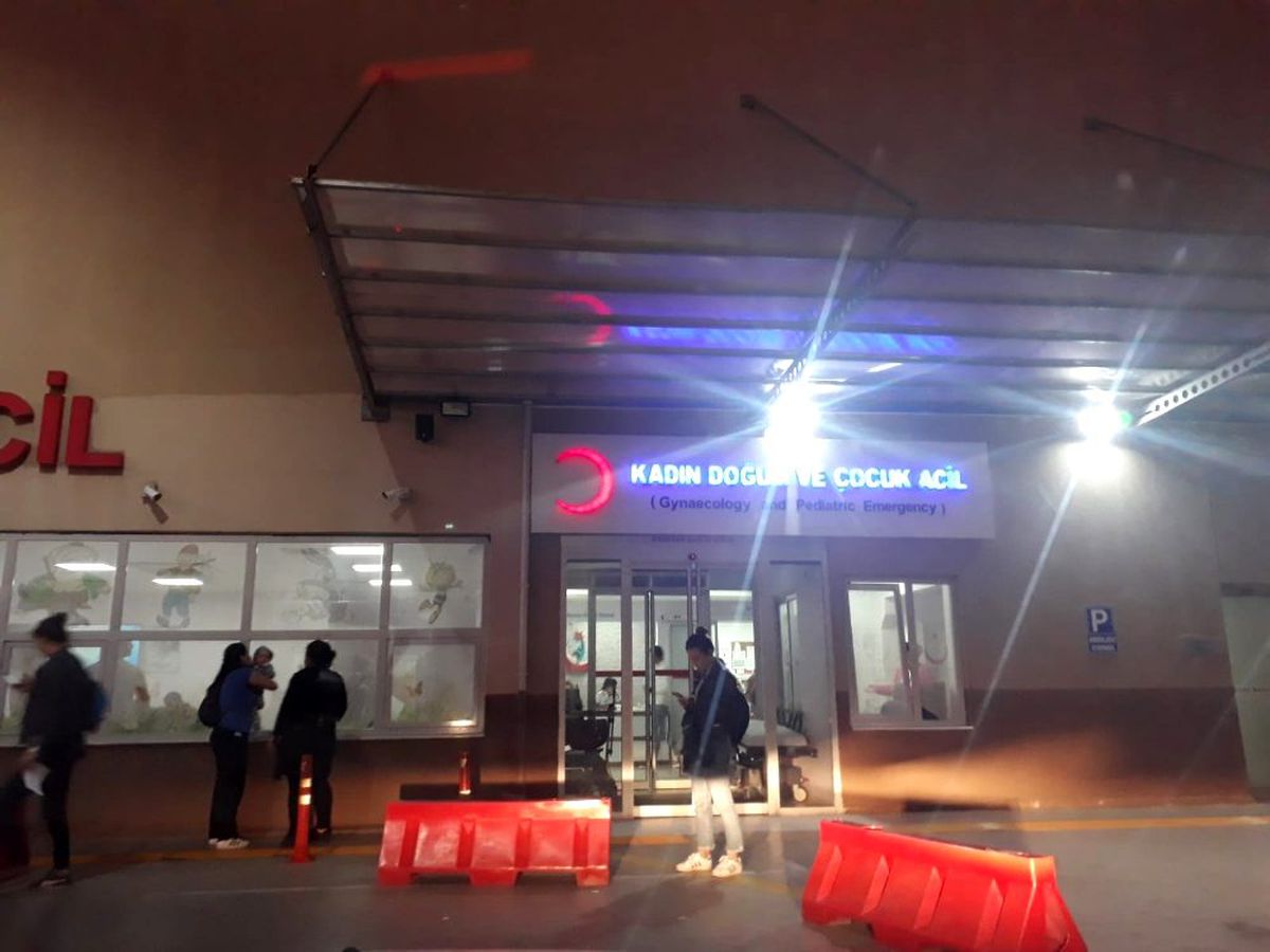 Hamile kadın yan yatan araçtan sağ çıktı, ardından doğum yaptı