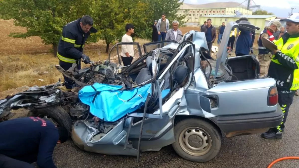 Kamyon ile çarpışan otomobil hurdaya döndü: 1 ölü