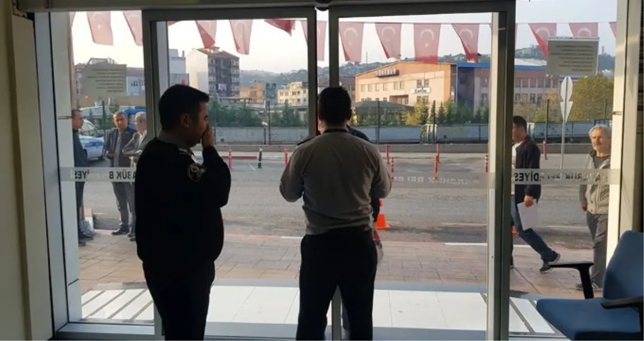 MHP\'li Başkan, işe geç gelen işçi ve memurları belediyeye almayarak kapıları kapattı