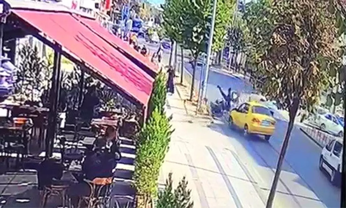 Motorlu kurye havaya fırladı