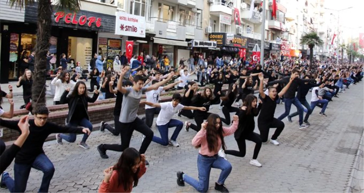 İzmir Ödemiş\'te 2 bin gönüllü Cumhuriyet Bayramı için aynı anda zeybek oynadı
