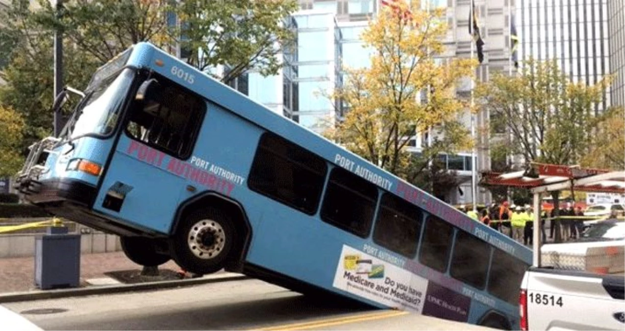 ABD\'de yolcu otobüsü, kırmızı ışıkta beklerken yolda oluşan çukura düştü!