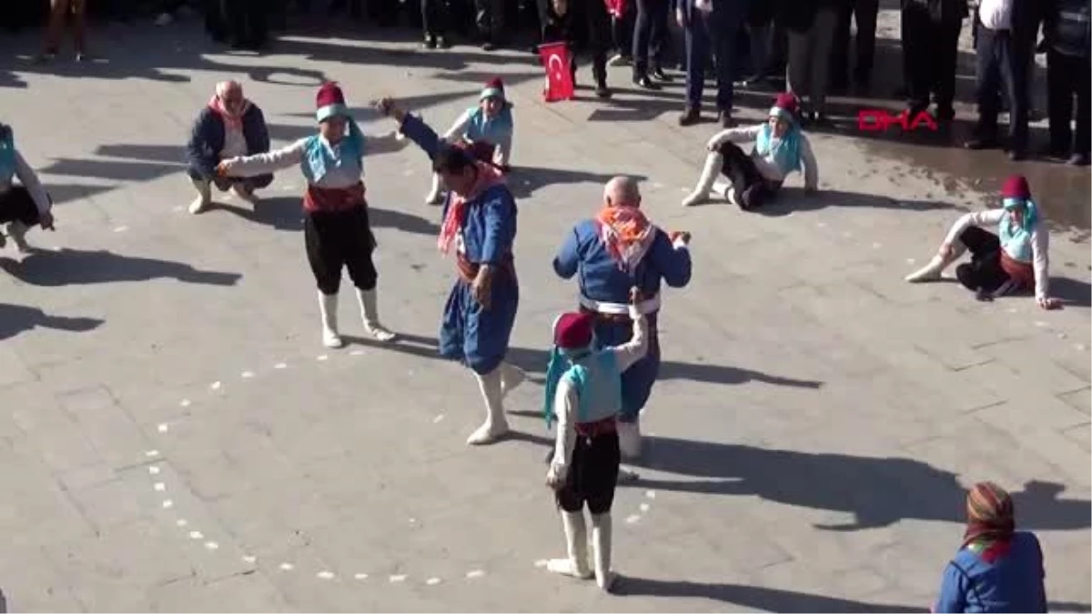 Afyonkarahisar üç kuşaktan oluşan halk oyunu ekibinin 29 ekim gösterisi